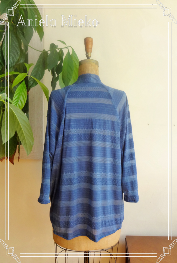 Veste d'été légère bleue faite de tissus récupérés confectionné par Aniela Mieko